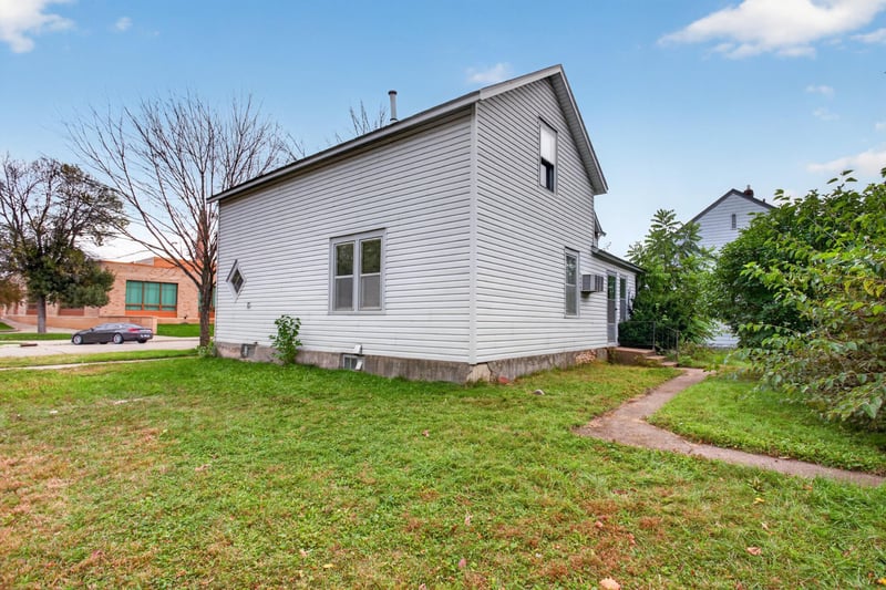 423 N Ash St, Chaska, MN 55318