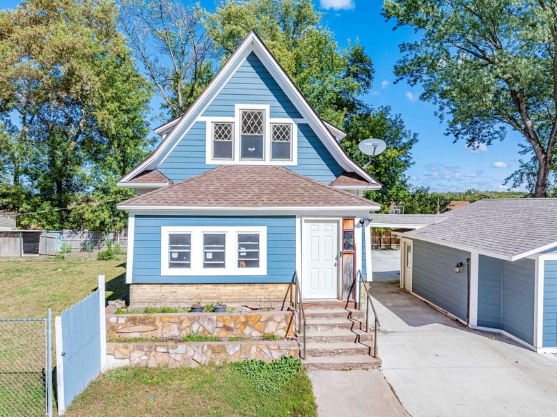 6630 Augusta Rd, Chaska, MN 55318