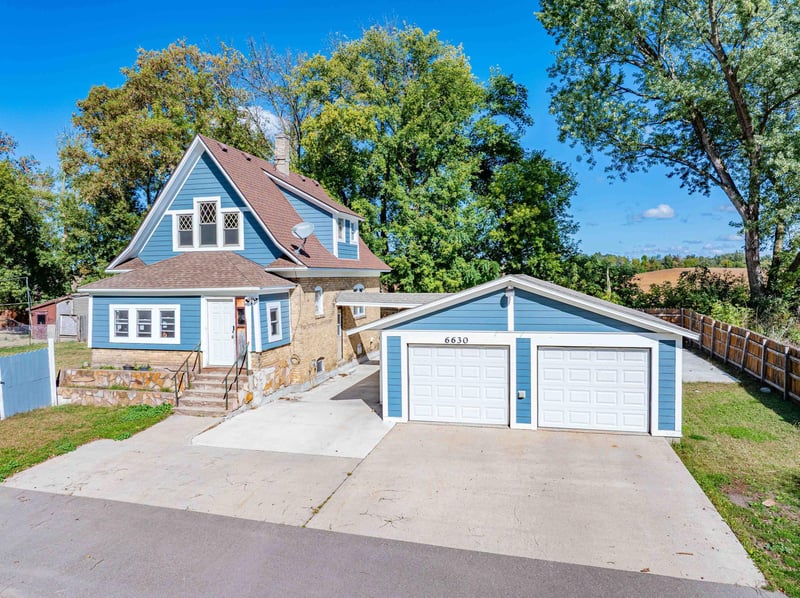 6630 Augusta Rd, Chaska, MN 55318
