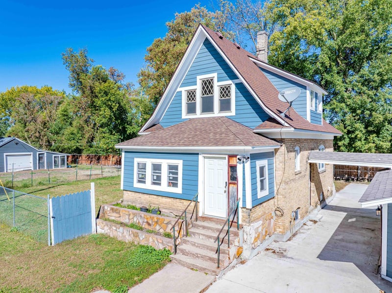 6630 Augusta Rd, Chaska, MN 55318