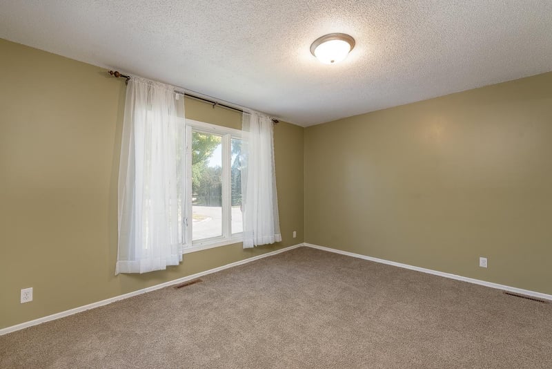 1701 Quail Roost Dr, North Mankato, MN 56003