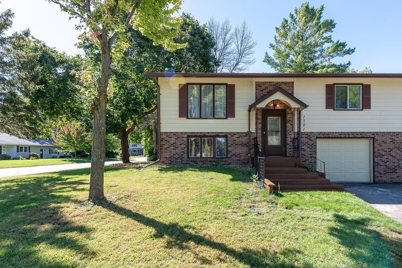 1701 Quail Roost Dr, North Mankato, MN 56003