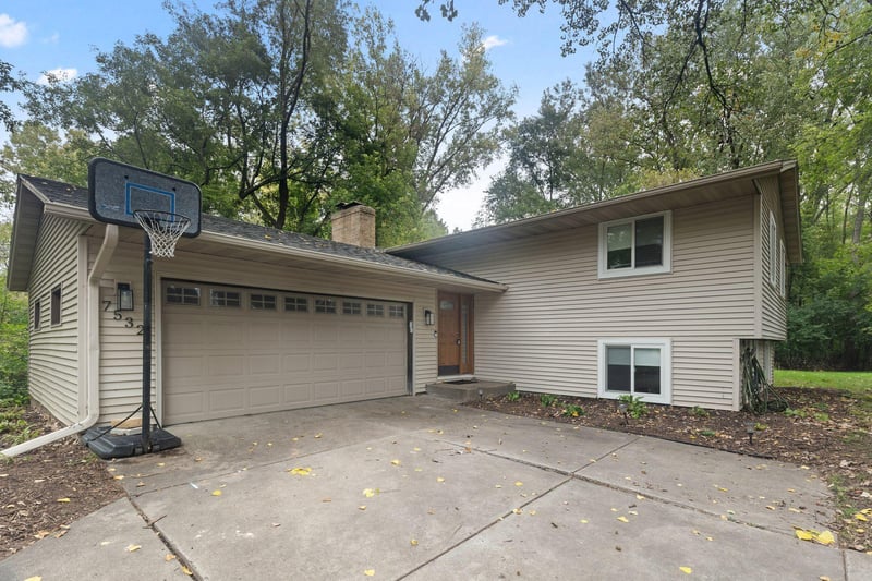 7532 Xerxes Ave N, Brooklyn Park, MN 55444