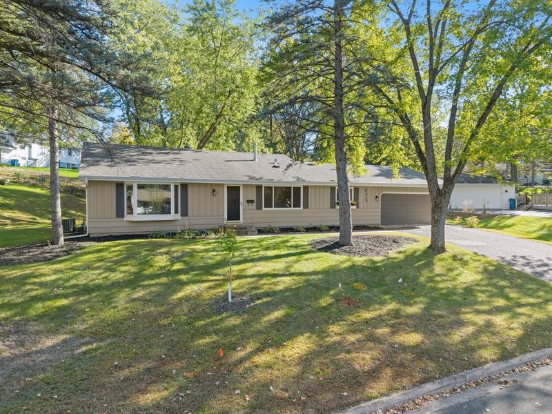 2413 W 107th St, Bloomington, MN 55431
