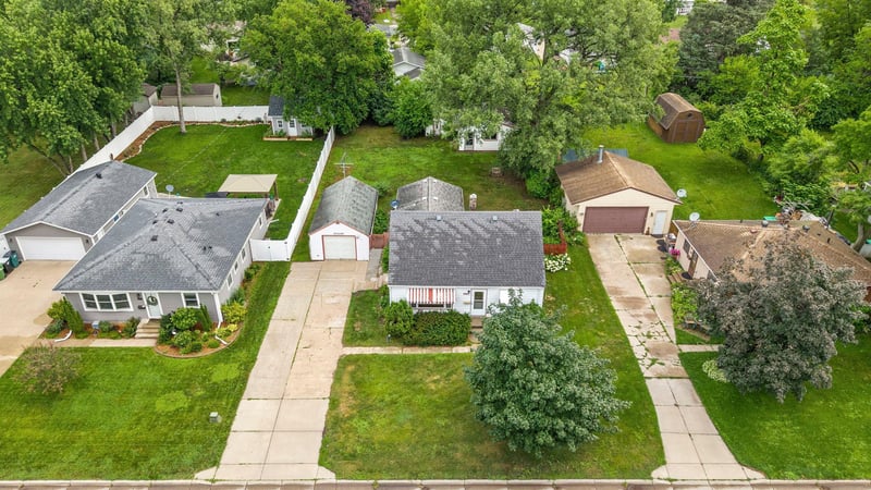823 Oakwood Dr, Anoka, MN 55303