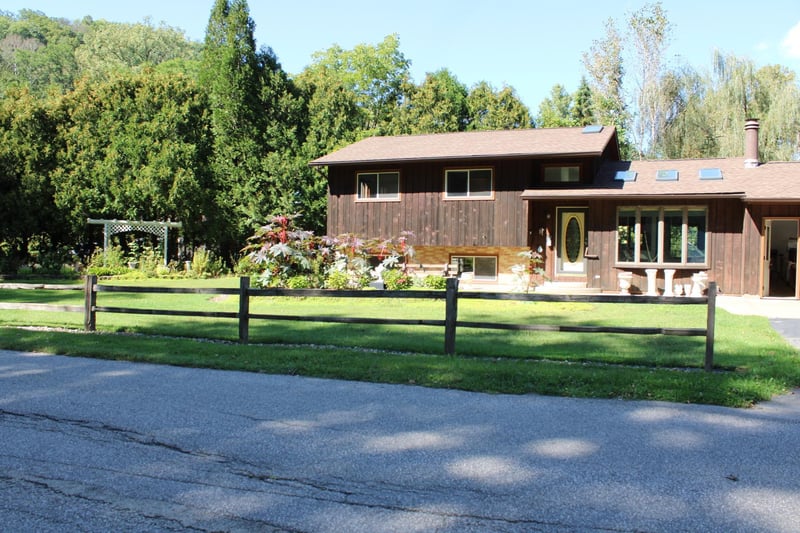 S3561 Chicken Valley Rd, Fountain City, WI 54629