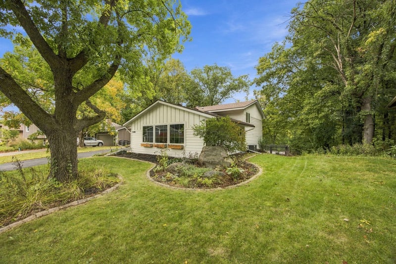 10280 Amsden Way, Eden Prairie, MN 55347