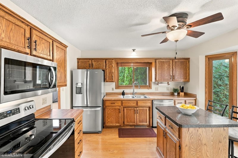 720 Sierra Trl, Chanhassen, MN 55317