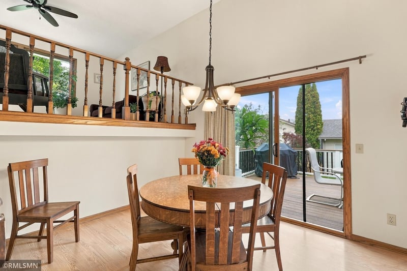 720 Sierra Trl, Chanhassen, MN 55317