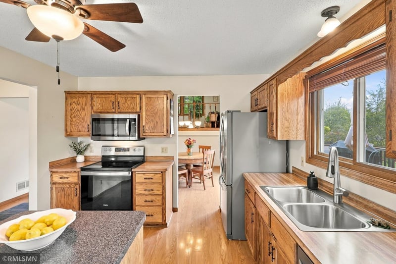 720 Sierra Trl, Chanhassen, MN 55317