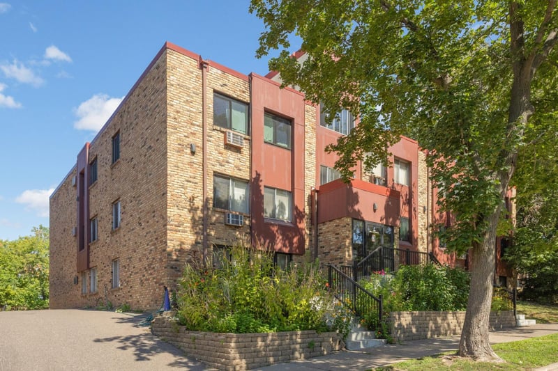520 Ridgewood Ave #102, Minneapolis, MN 55403