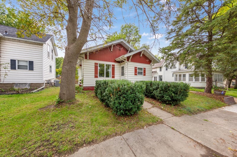 251 N Lincoln St, Lake Crystal, MN 56055