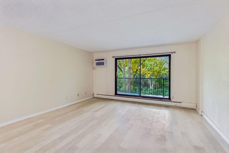 10531 Cedar Lake Rd #415, Minnetonka, MN 55305