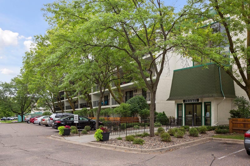 10531 Cedar Lake Rd #415, Minnetonka, MN 55305