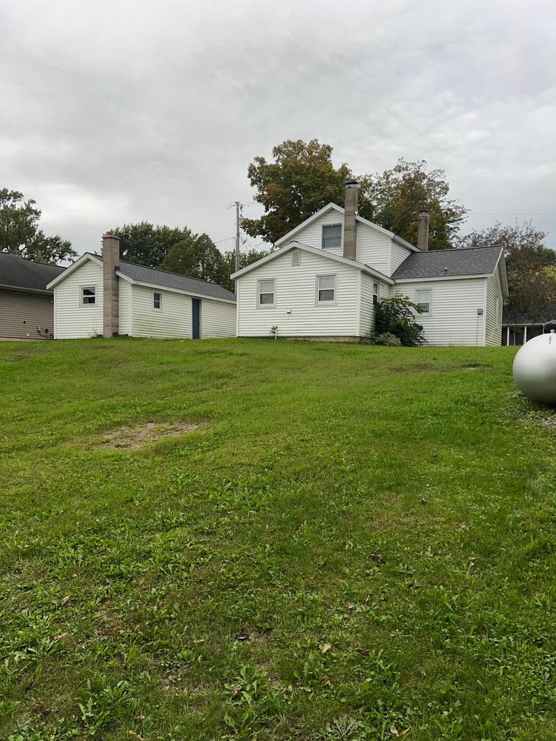 325 N 1st St, Kellogg, MN 55945