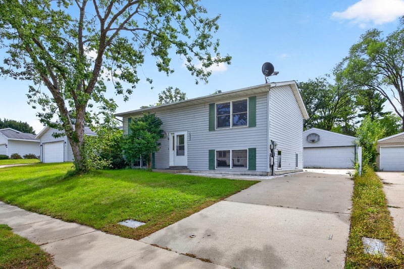 1932 S Village Dr SE, Rochester, MN 55904