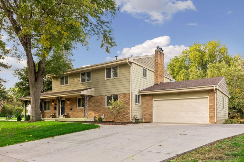 1525 Saint Croix Cir, Golden Valley, MN 55422