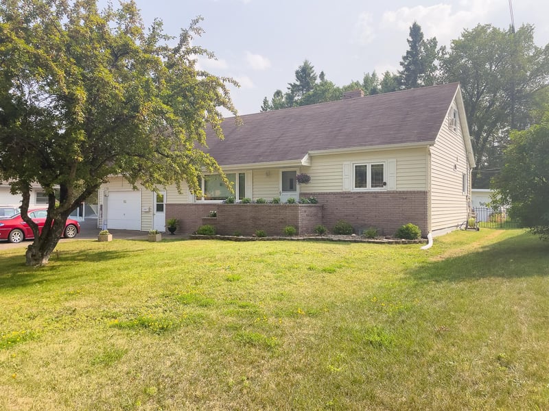 84 Hays Cir, Silver Bay, MN 55614