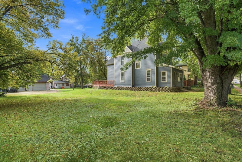 209 4th St E, Carver, MN 55315