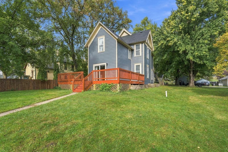 209 4th St E, Carver, MN 55315