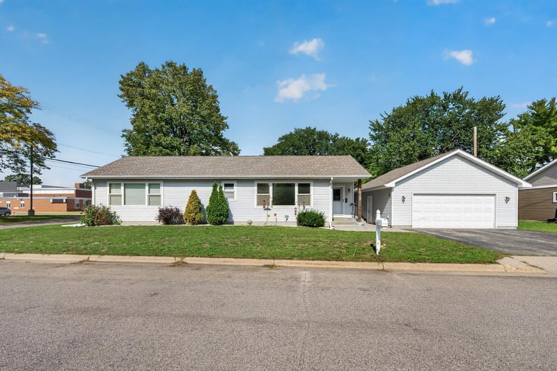 619 7th St, Newport, MN 55055