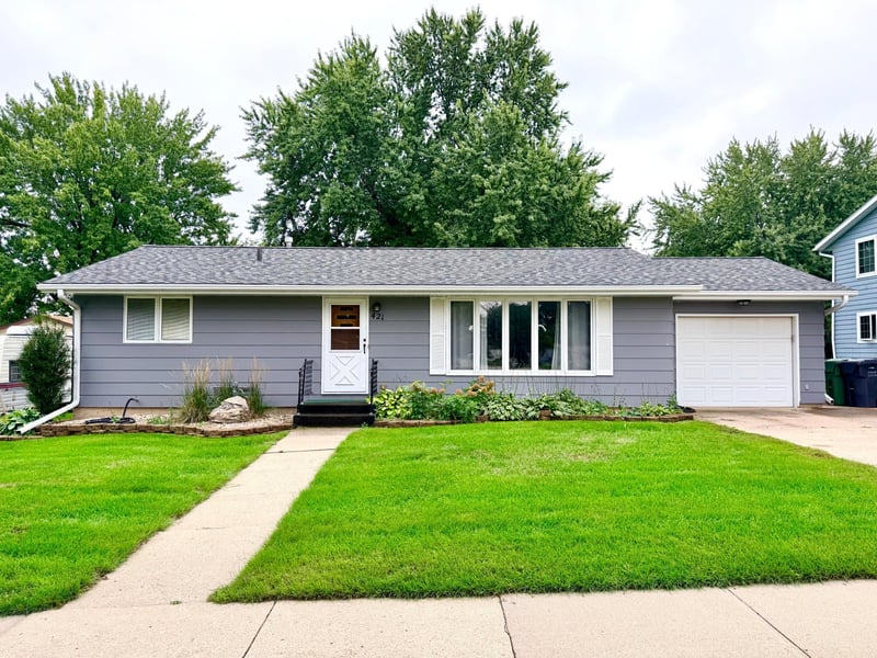 421 Miles Dr, Worthington, MN 56187