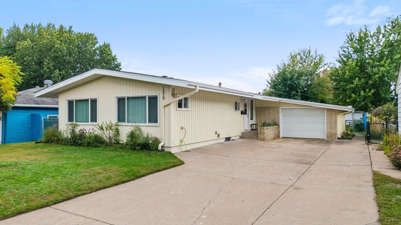 1279 Smith Ave S, West Saint Paul, MN 55118