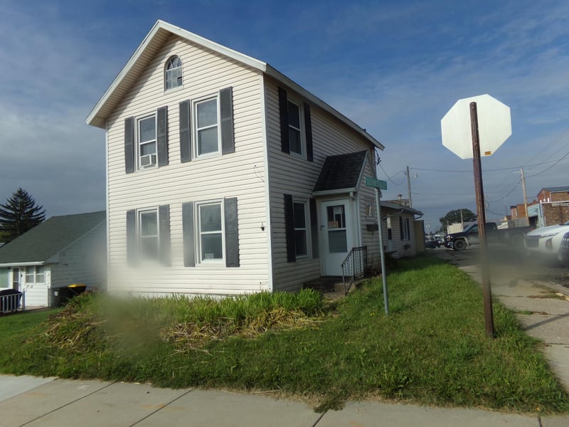 112 S Division Ave, Spring Grove, MN 55974