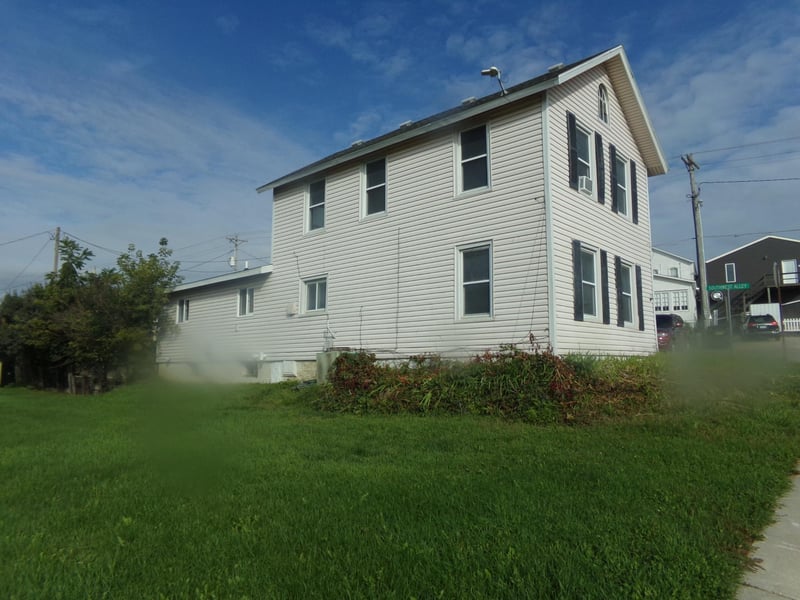 112 S Division Ave, Spring Grove, MN 55974