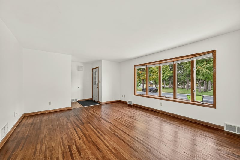 181 E 7th St, Zumbrota, MN 55992