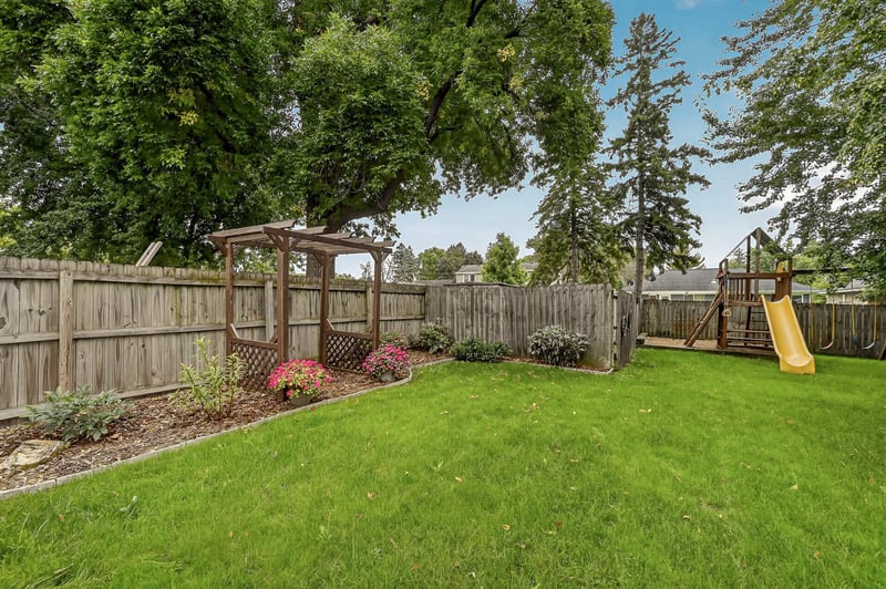 181 E 7th St, Zumbrota, MN 55992