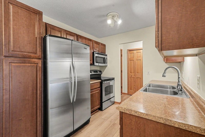 205 Barry Ave S #207, Wayzata, MN 55391