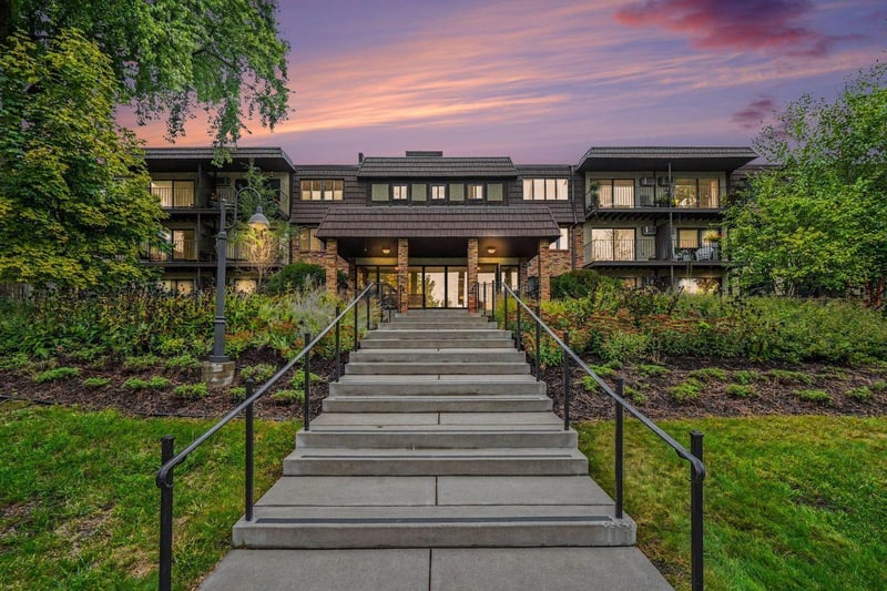 205 Barry Ave S #207, Wayzata, MN 55391