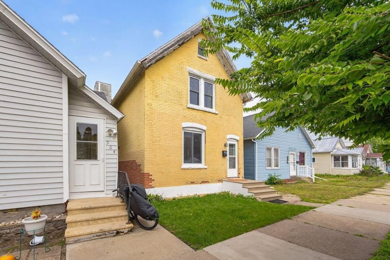 562 W 4th St, Winona, MN 55987