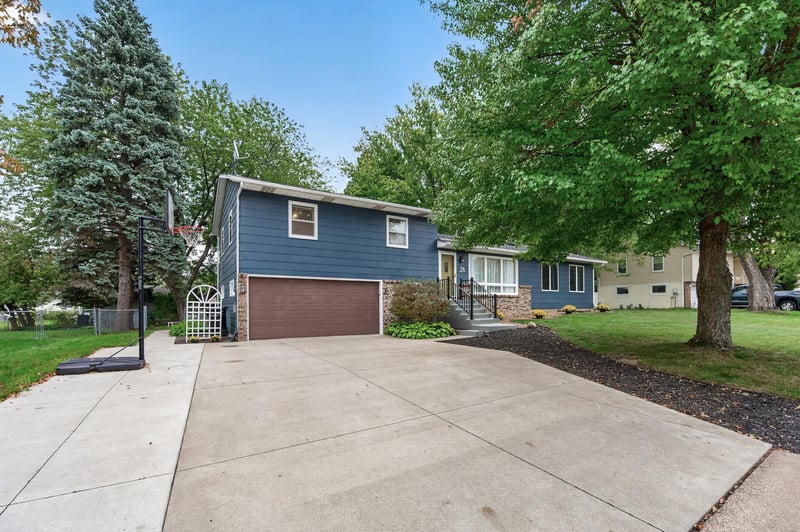 28 Sterling St N, Maplewood, MN 55119