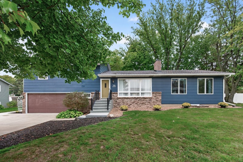 28 Sterling St N, Maplewood, MN 55119