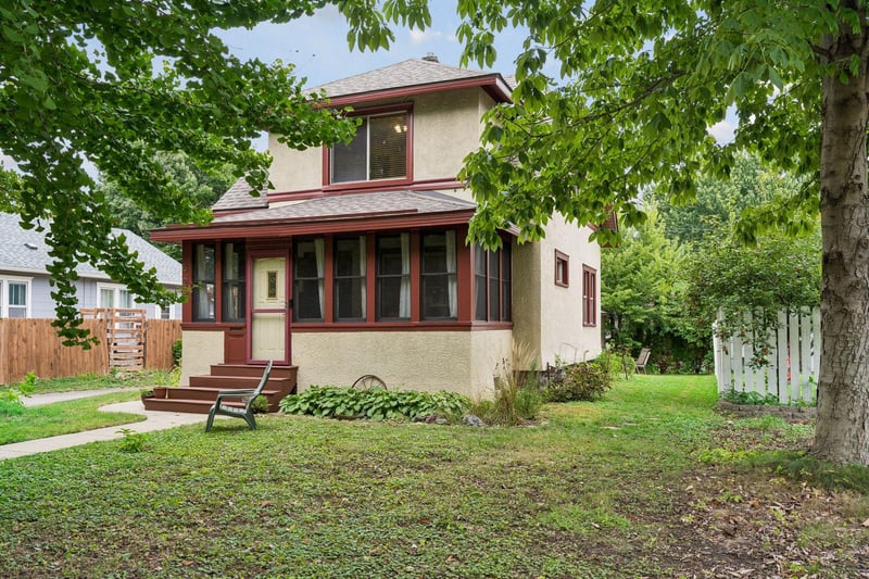 524 Lexington Pw N, Saint Paul, MN 55104