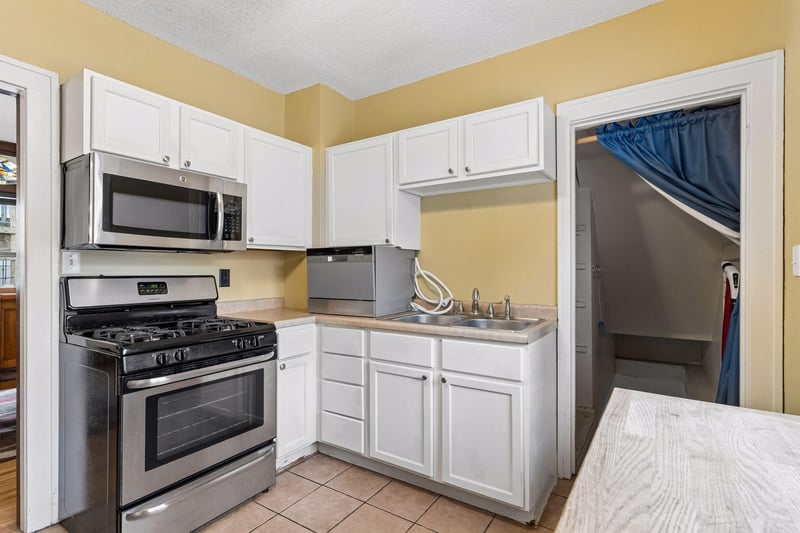524 Lexington Pw N, Saint Paul, MN 55104