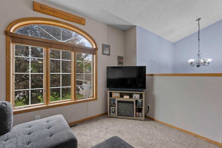 9711 Woodcrest Ct, Monticello, MN 55362
