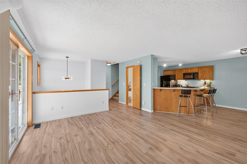 4913 Grenwich Ave N, Oakdale, MN 55128