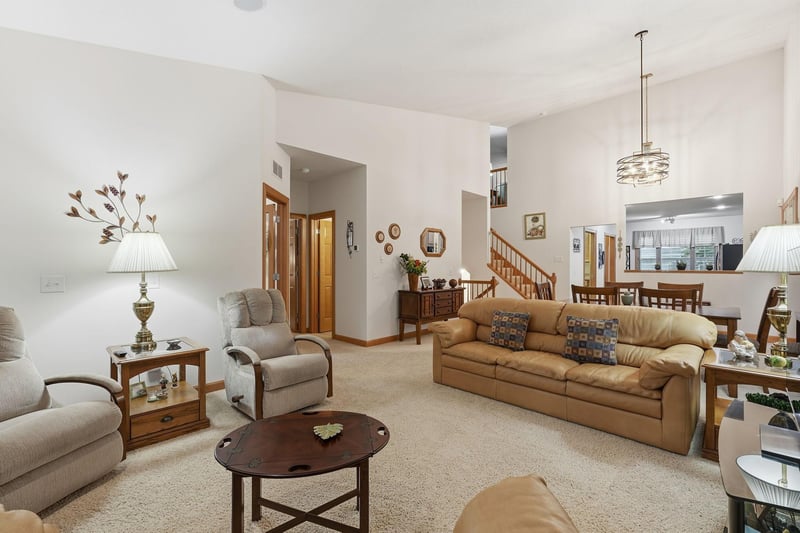 7147 Arthur Dr, Woodbury, MN 55125
