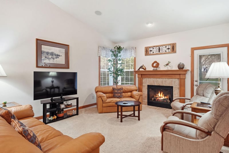 7147 Arthur Dr, Woodbury, MN 55125