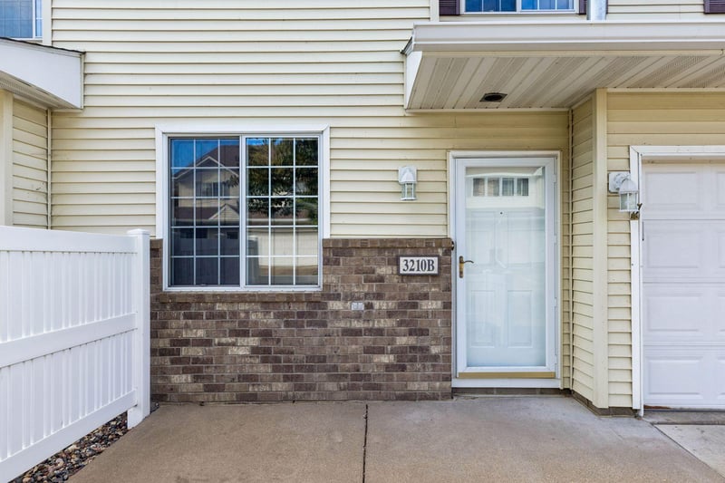 3210 Juniper Cir #B, Woodbury, MN 55125