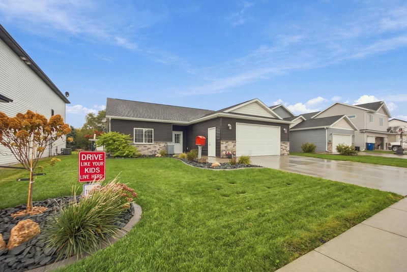 3613 30th St S, Moorhead, MN 56560