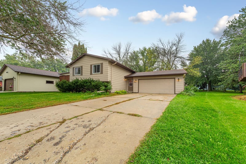 8 Aspen Ct, Faribault, MN 55021