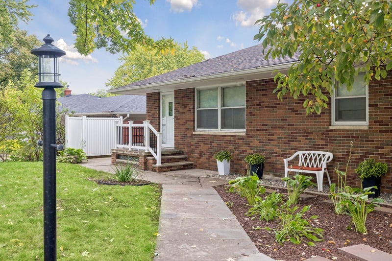 1814 Mcknight Rd N, Maplewood, MN 55109