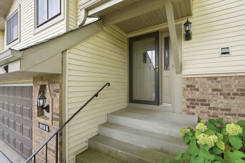 1618 Clemson Dr #B, Eagan, MN 55122