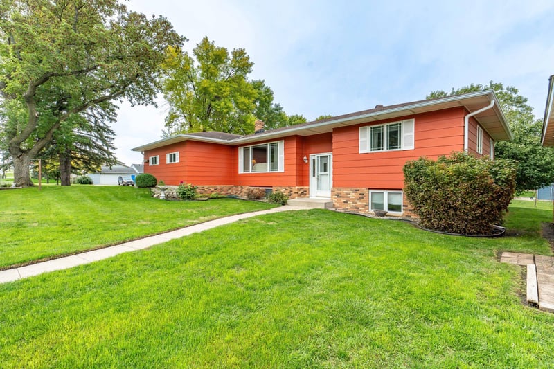 1320 S Mabelle Ave, Fergus Falls, MN 56537