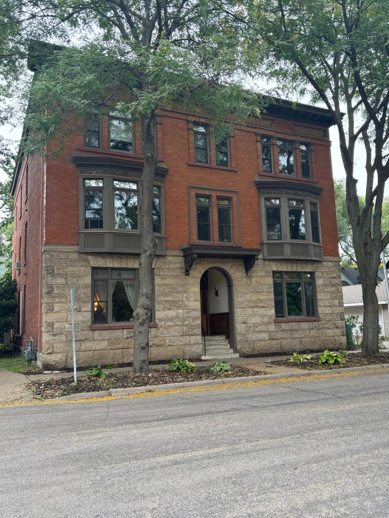 110 Saint Albans St N #3, Saint Paul, MN 55104