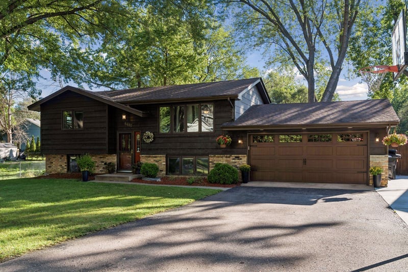 8485 Red Oak Dr, Mounds View, MN 55112